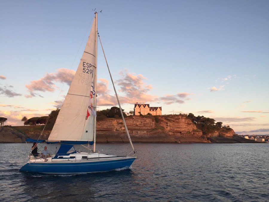 Santander despide a los peregrinos por mar con un amanecer inolvidable